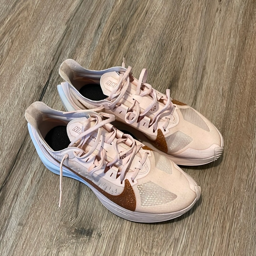 Wmns Zoom Gravity 'Echo Pink'